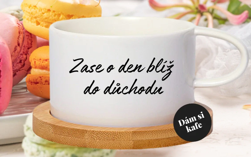 Šálek makronka Zase o den blíž do důchodu