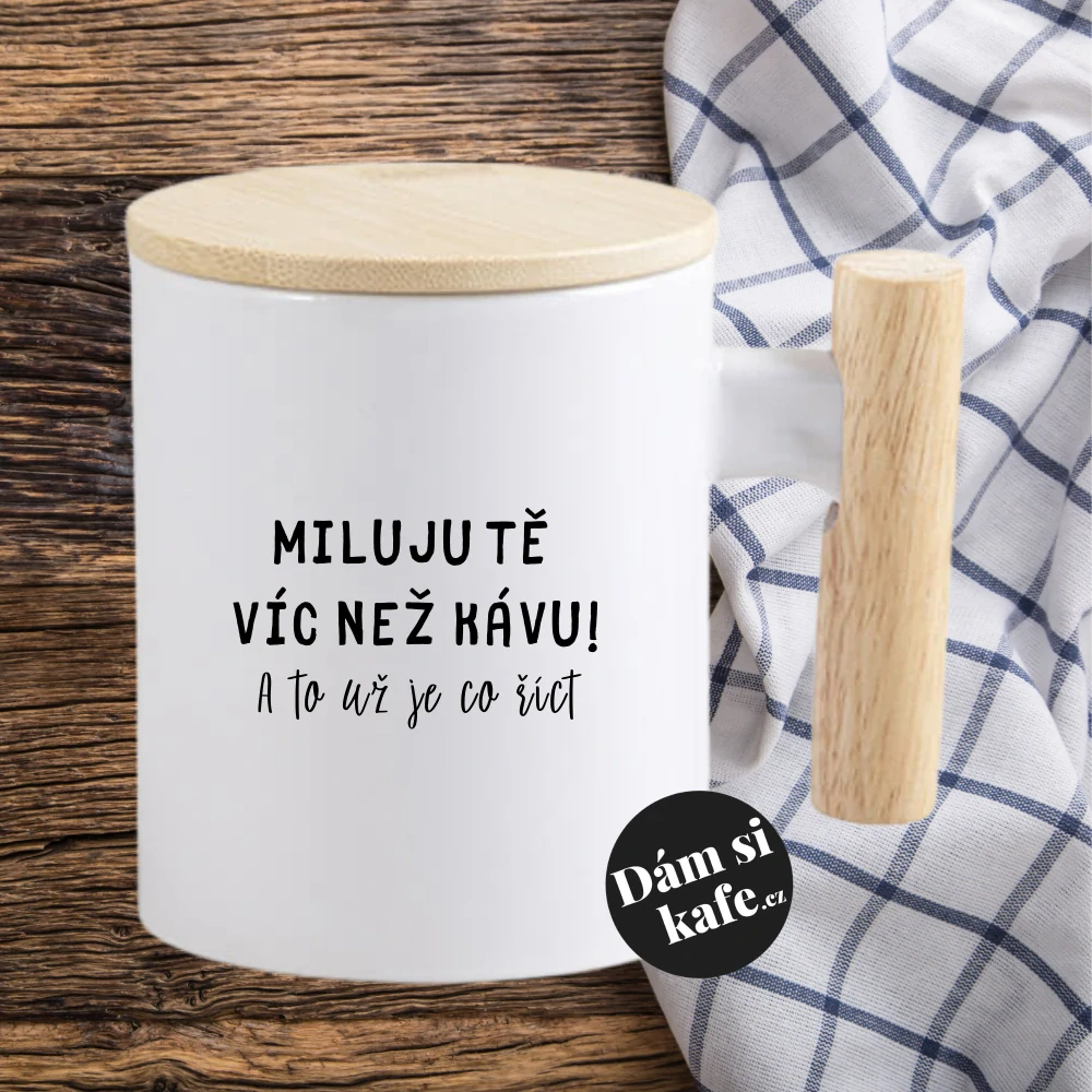 Keramický hrnek s dřevěným uchem a víčkem Miluju tě víc než kávu