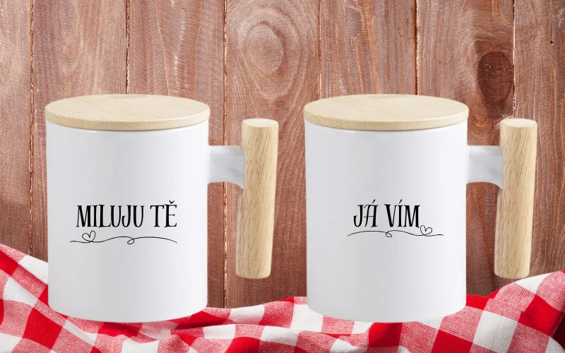 Keramický hrnek s dřevěným uchem a víčkem Sada Miluju Tě & Já vím