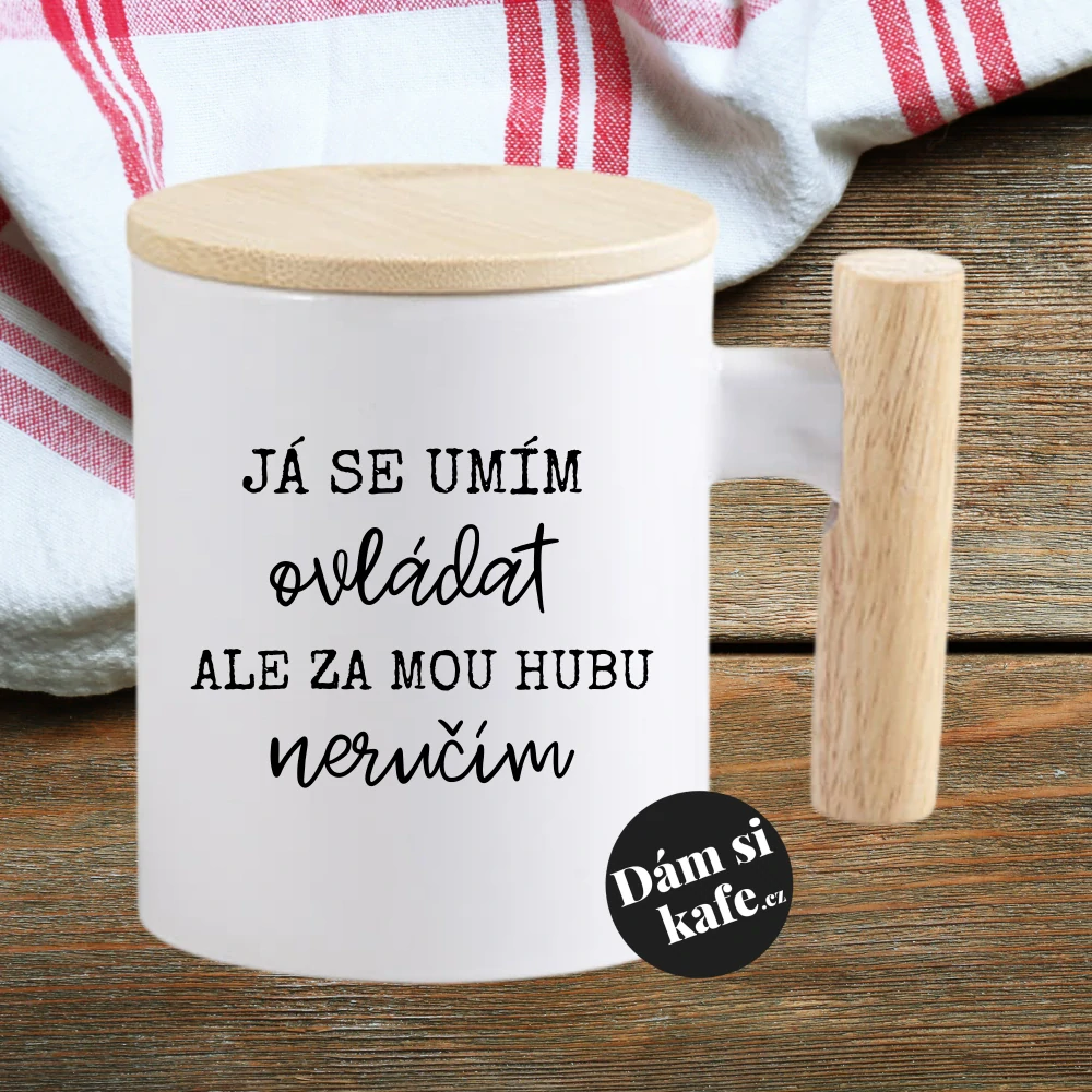 Keramický hrnek s dřevěným uchem a víčkem Já se umím ovládat, ale za mou hubu neručím