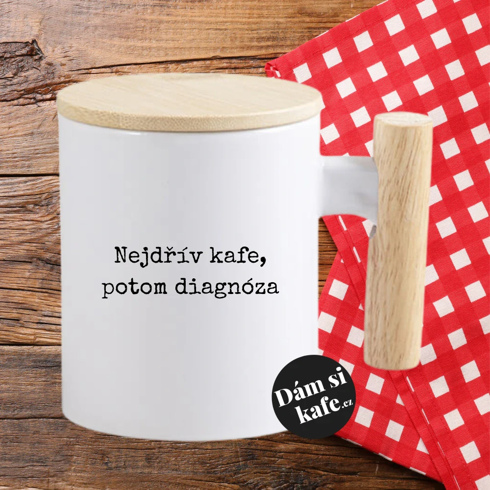 Keramický hrnek s dřevěným uchem a víčkem Nejdřív kafe, potom diagnóza