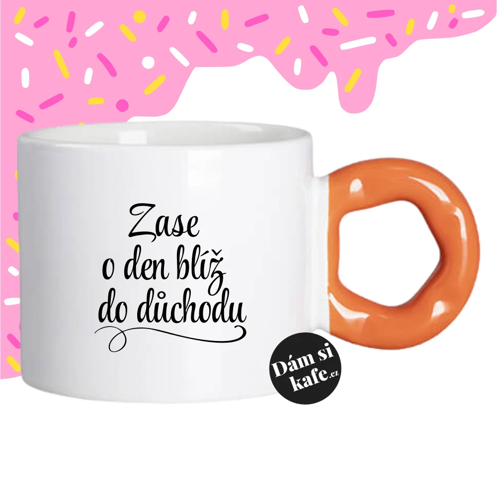 Hrnek Koblížek s koblihovým (donut) uchem Zase o den blíž do důchodu
