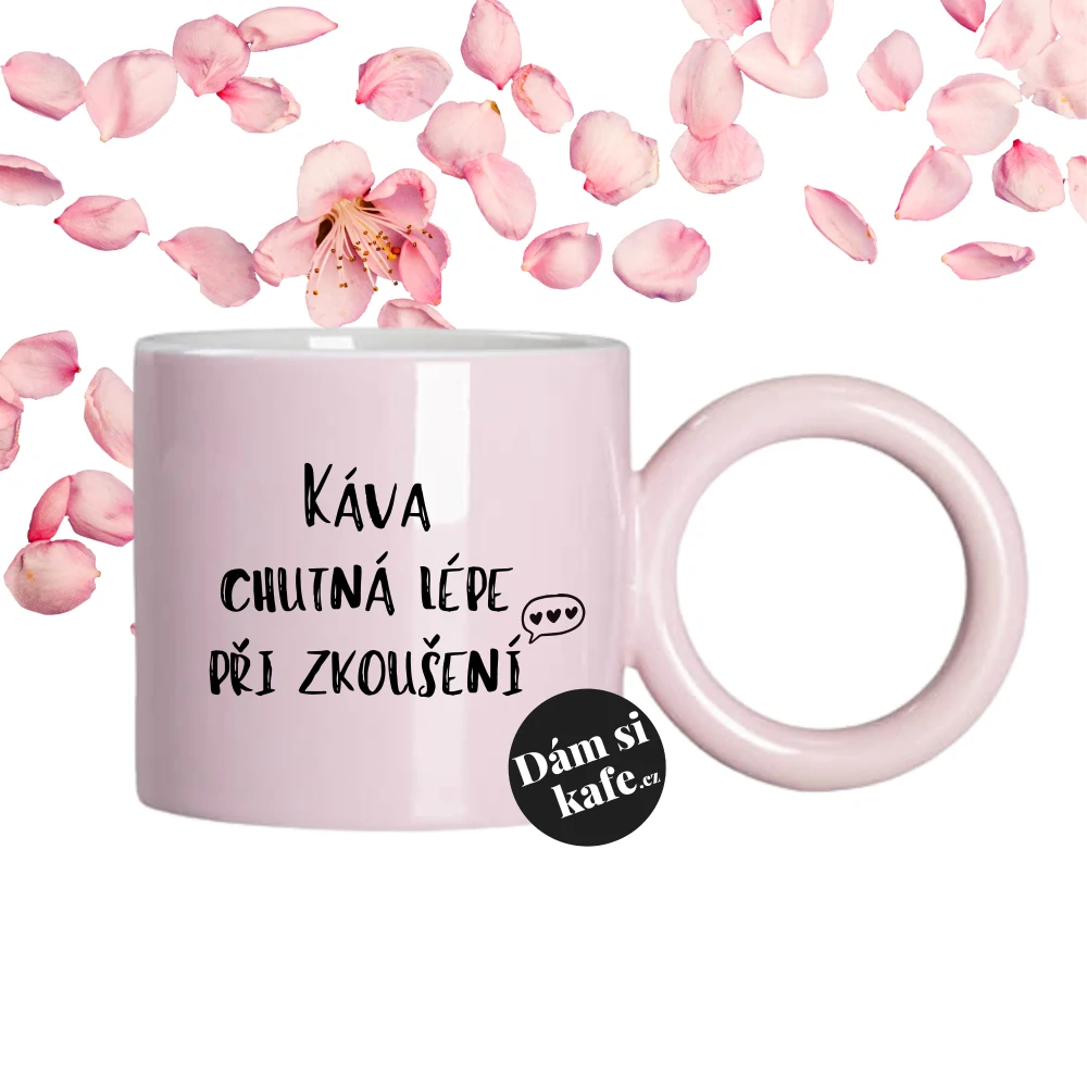 Růžový hrnek s velkým uchem Káva chutná lépe při zkoušení