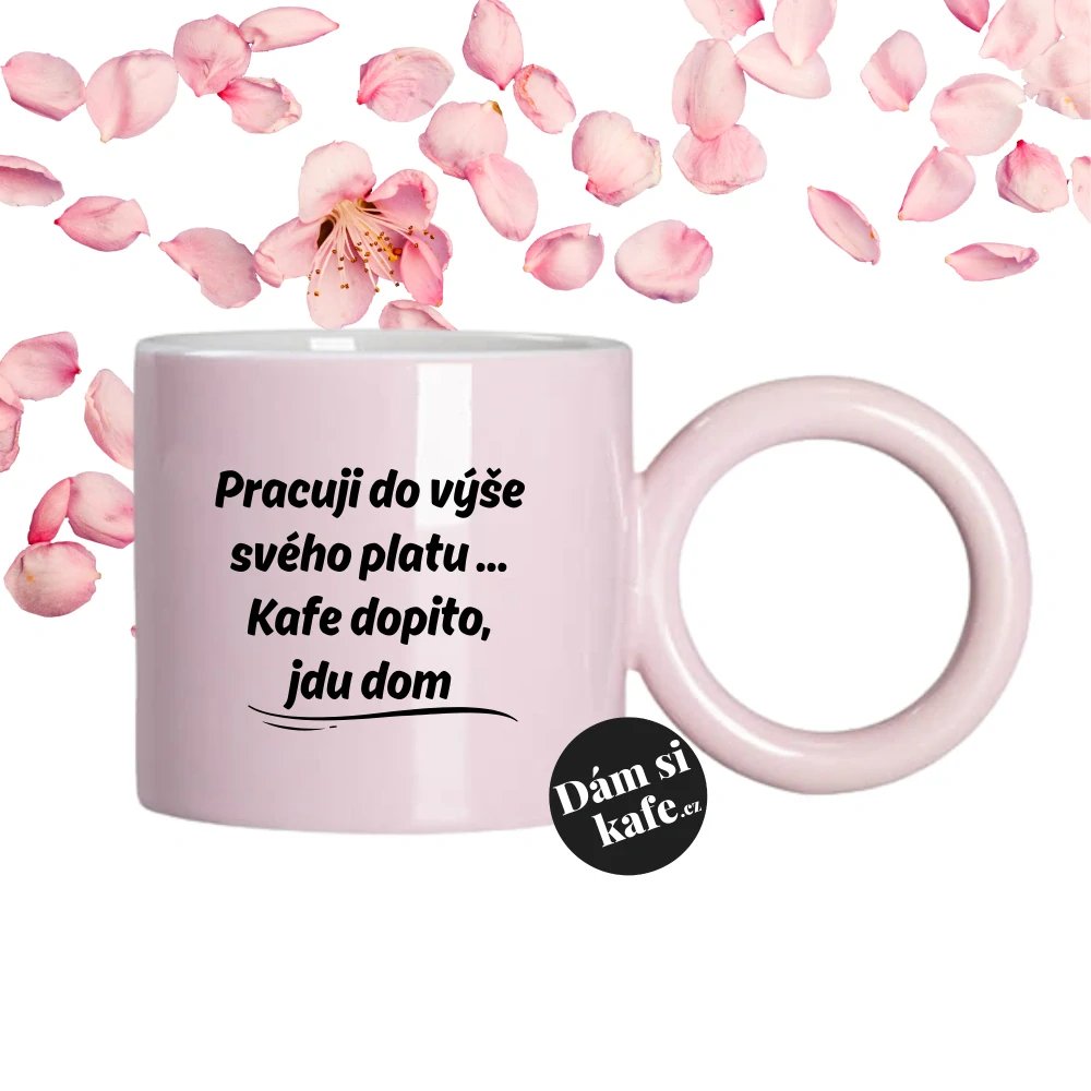 Růžový hrnek s velkým uchem Pracuji do výše svého platu…