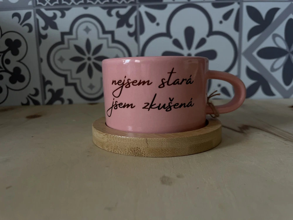 Šálek makronka růžová nejsem stará, jsem zkušená II JAKOST