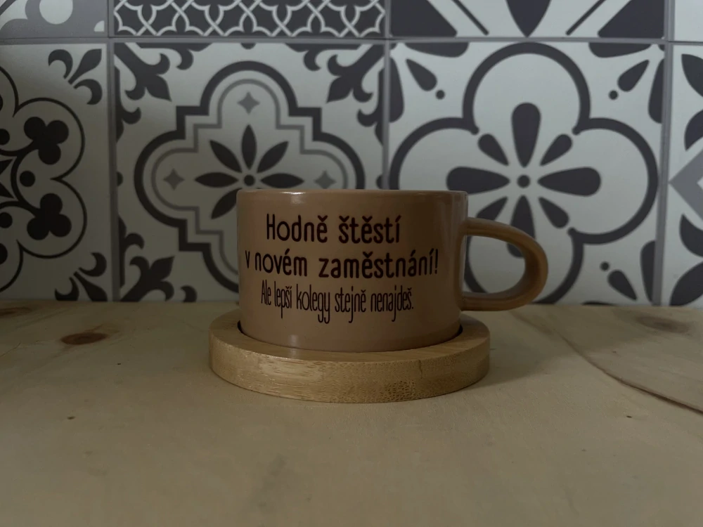 Šálek makronka hnědá pro kolegu- kolegyni Hodně štěstí v novém zaměstnání! II. JAKOST