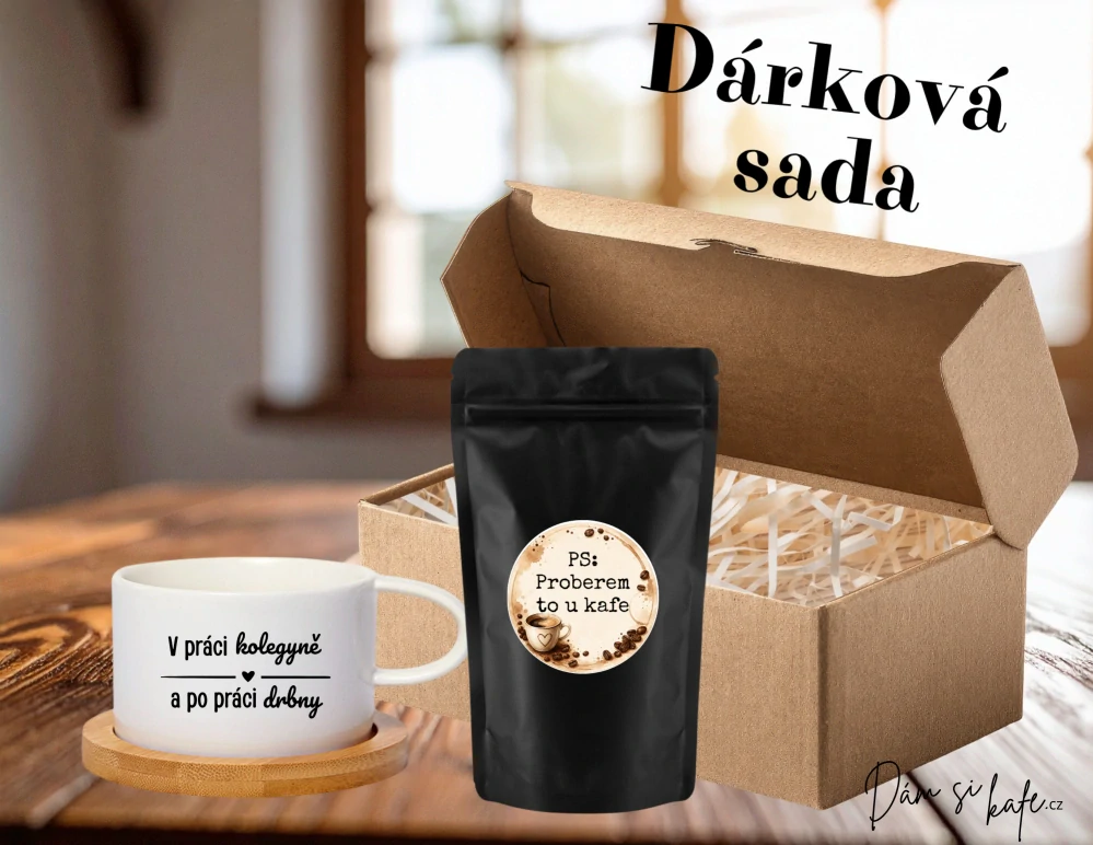 Dárková sada pro kolegyni – Makronkový šálek V práci kolegyně, po práci drbny a ochucená zrnková káva