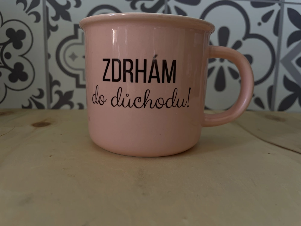 Barevný hrnek Růžový Zdrhám do důchodu