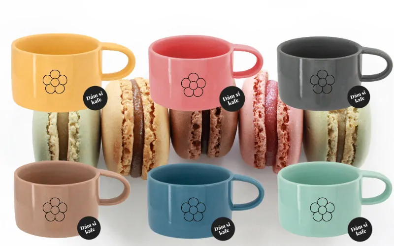 Šálek makronka s kytičkou