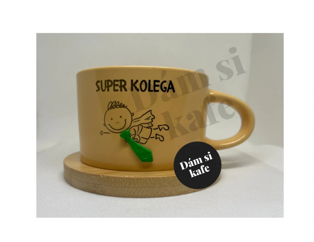 Šálek makronka žlutá super kolega se zelenou kravatou