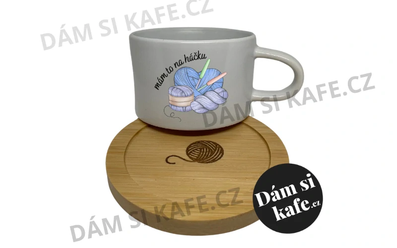 Bambusový podšálek s gravírovaným klubíčkem