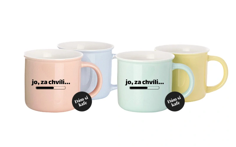 Barevný hrnek Jo, za chvíli...