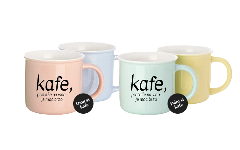 Barevný hrnek Kafe, protože na víno je moc brzo