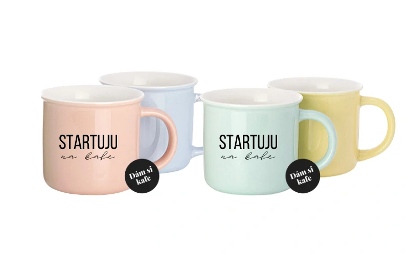 Barevný hrnek Startuju na kafe