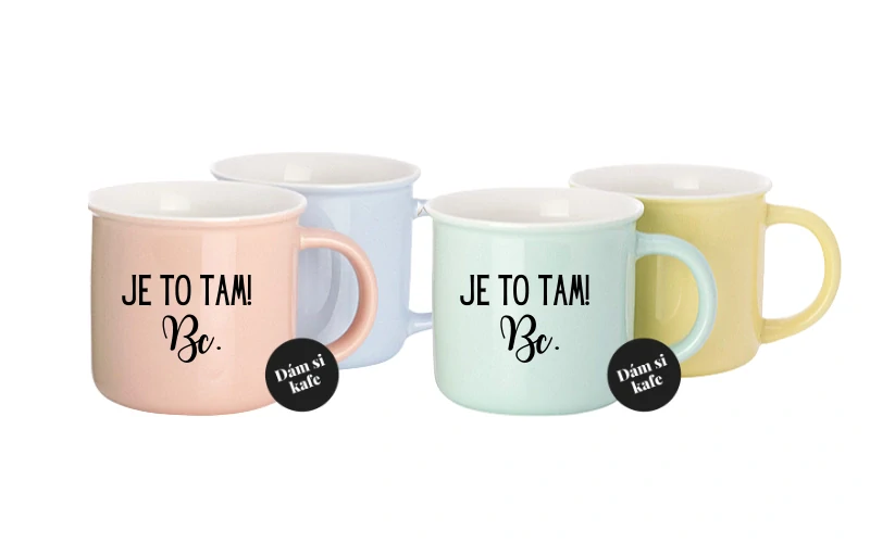 Barevný hrnek Je to tam Bc.