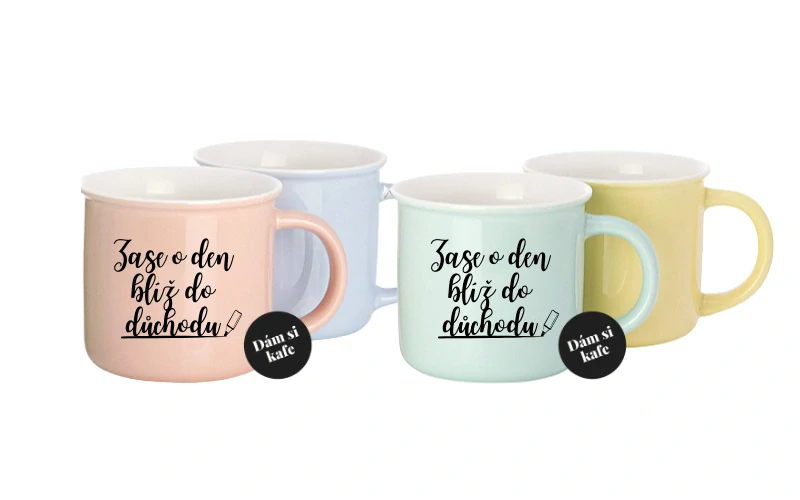 Barevný hrnek Zase o den blíž do důchodu