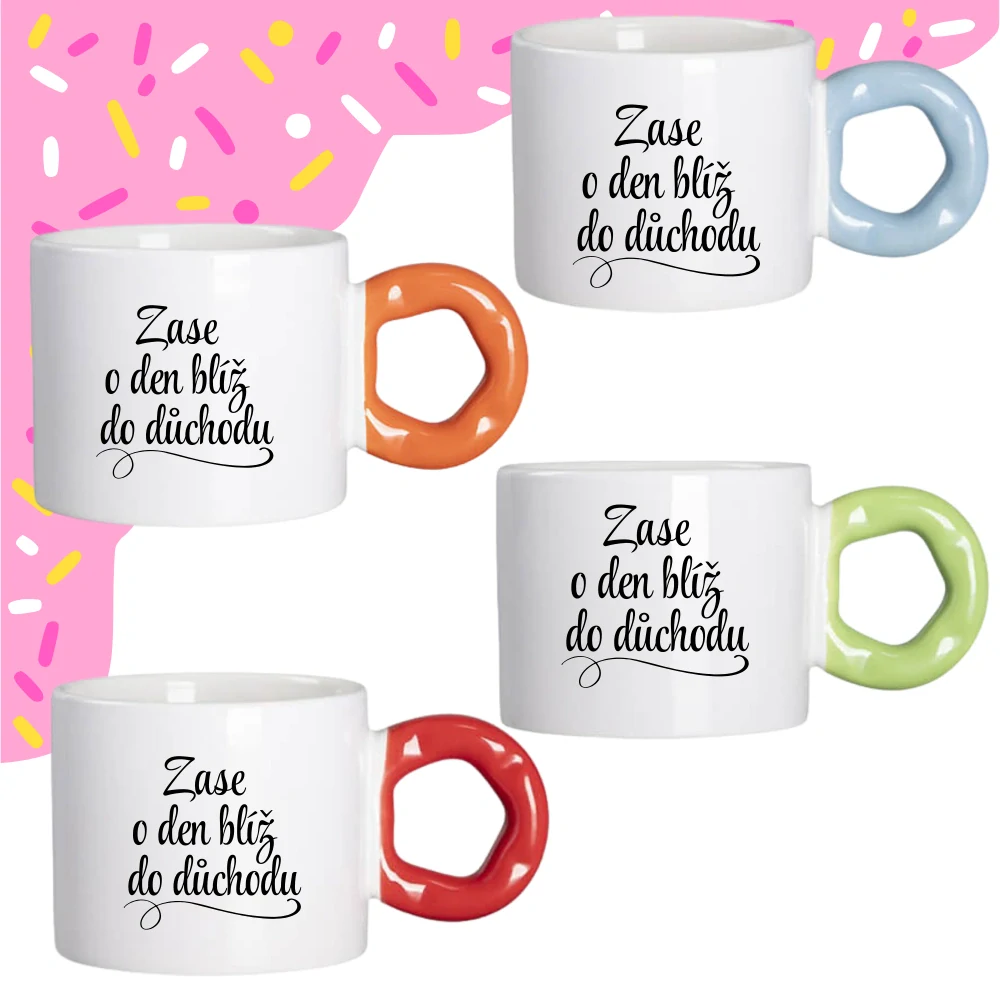 Hrnek Koblížek s koblihovým (donut) uchem Zase o den blíž do důchodu