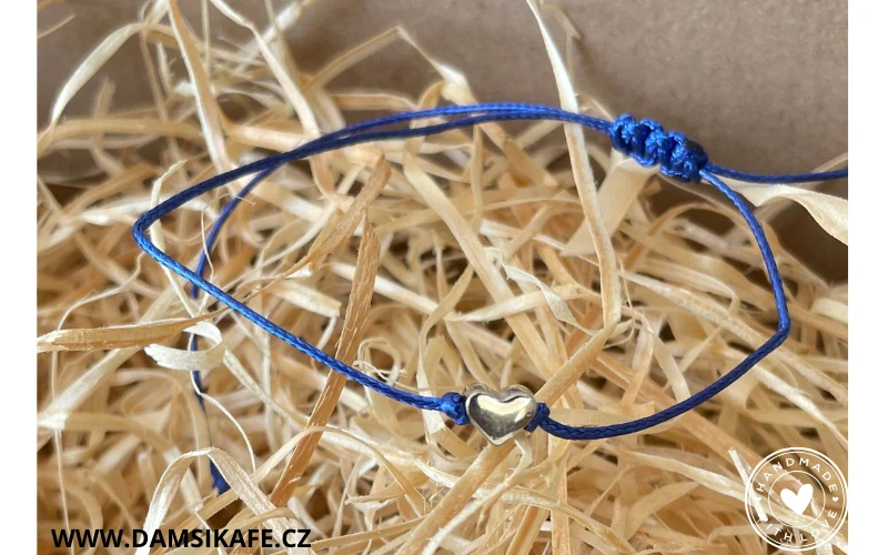 Černý náramek se srdíčkem