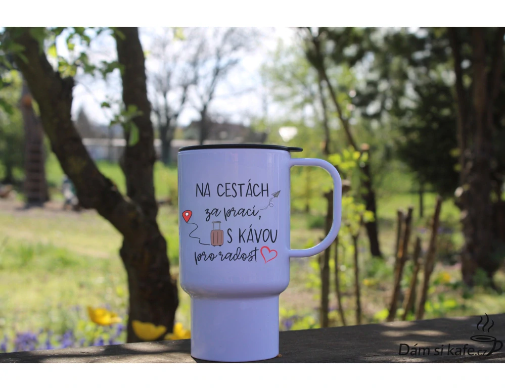 Cestovní polymerový hrnek „Na cestách za prací, s kávou pro radost“ (300 ml)