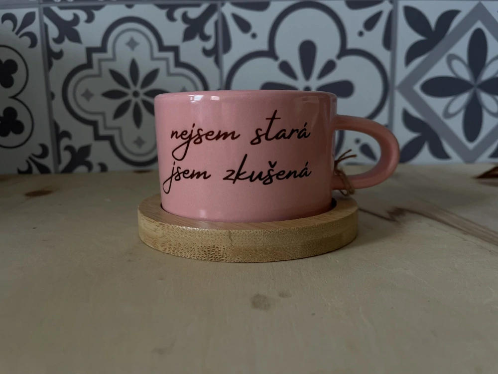 Šálek makronka růžová nejsem stará, jsem zkušená II JAKOST