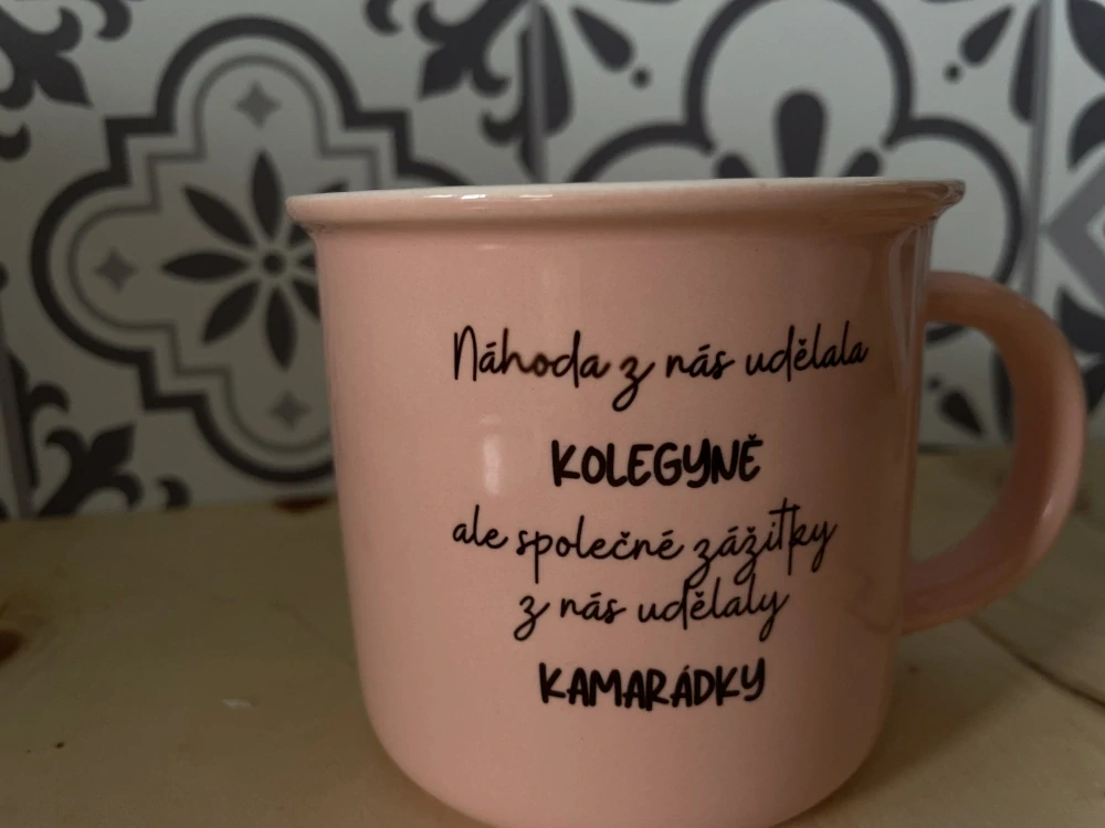 Barevný hrnek RŮŽOVÝ Náhoda z nás udělala kolegyně II JAKOST