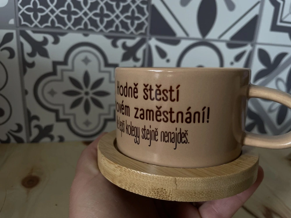Šálek makronka hnědá pro kolegu- kolegyni Hodně štěstí v novém zaměstnání! II. JAKOST