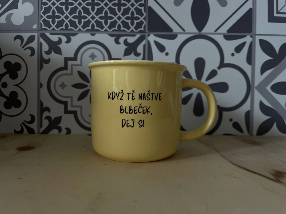Barevný hrnek Když tě naštve blbeček dej si kávy hrneček DRUHÁ JAKOST