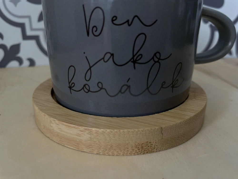 Šálek makronka šedá Den jako korálek II JAKOST
