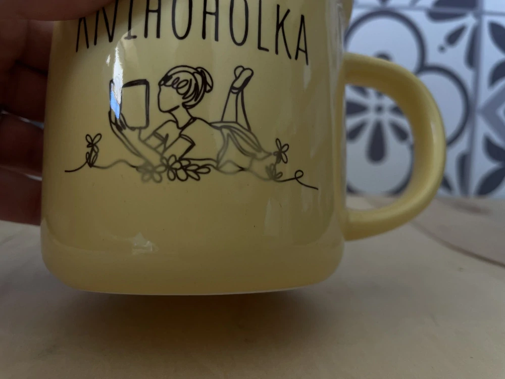 Barevný hrnek žlutý Knihoholka II. JAKOST