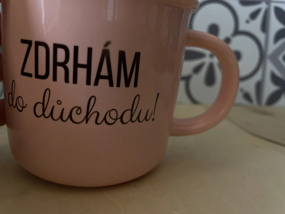 Barevný hrnek Růžový Zdrhám do důchodu