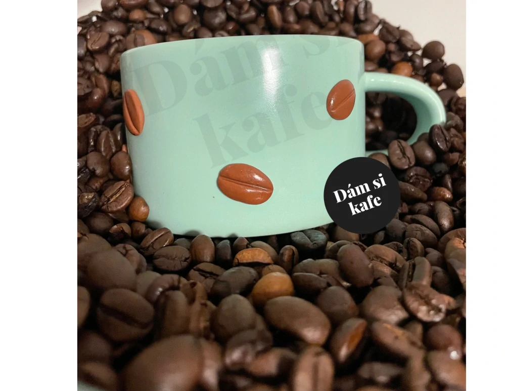 Šálek makronka zdobený motiv kávové zrno