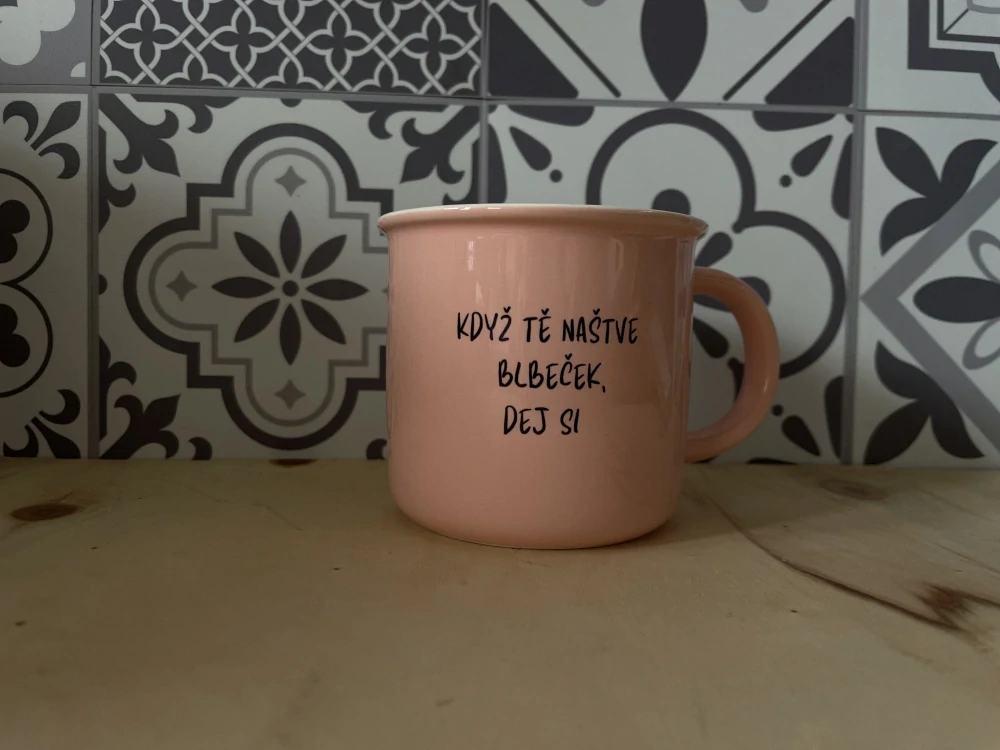 Barevný hrnek Když tě naštve blbeček dej si kávy hrneček DRUHÁ JAKOST