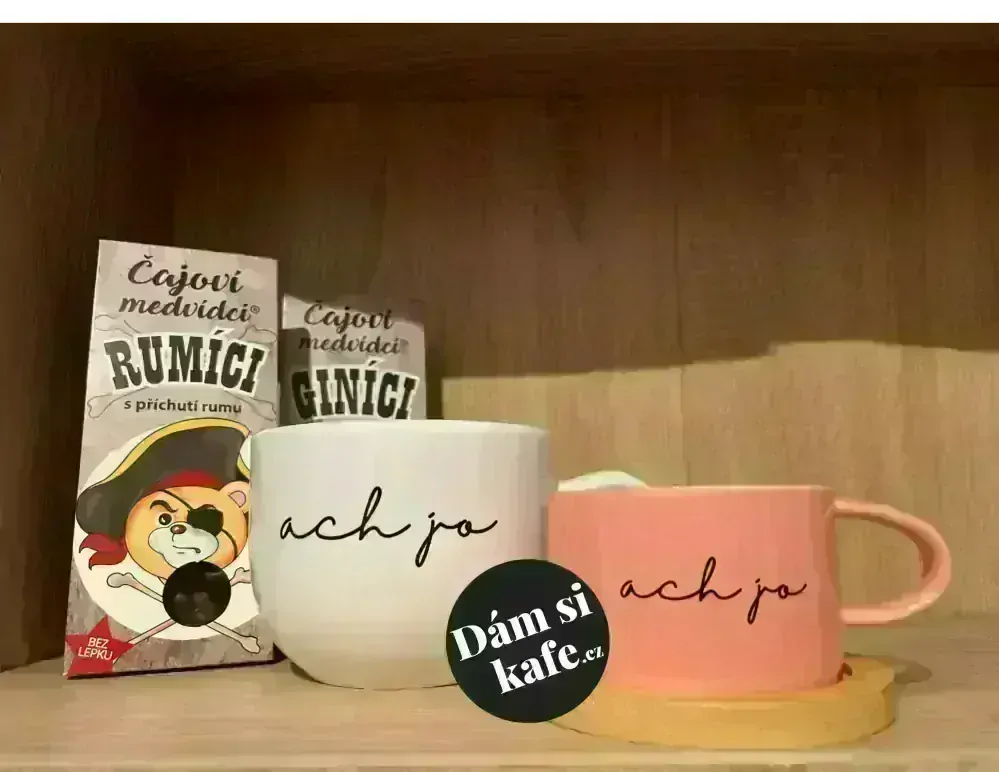 Buclatý hrnek pes