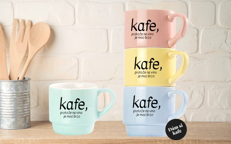 Stohovatelný hrnek Kafe, protože na víno je moc brzo