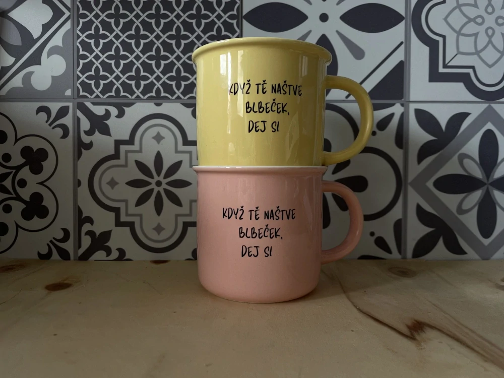 Barevný hrnek Když tě naštve blbeček dej si kávy hrneček DRUHÁ JAKOST