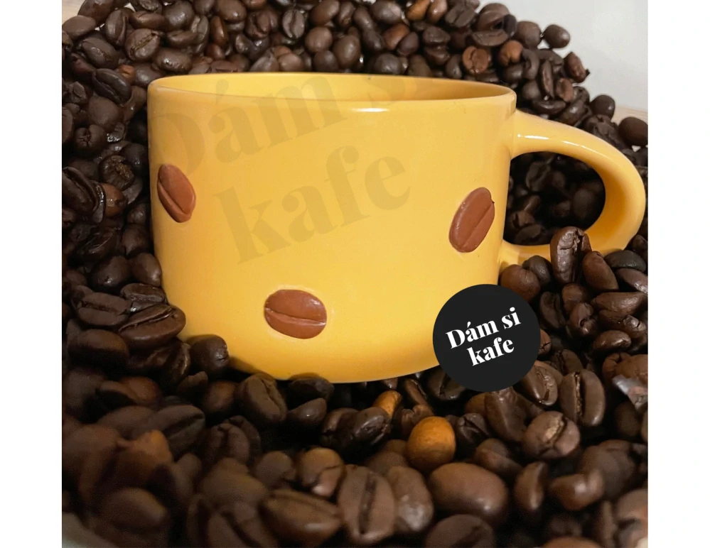 Šálek makronka zdobený motiv kávové zrno