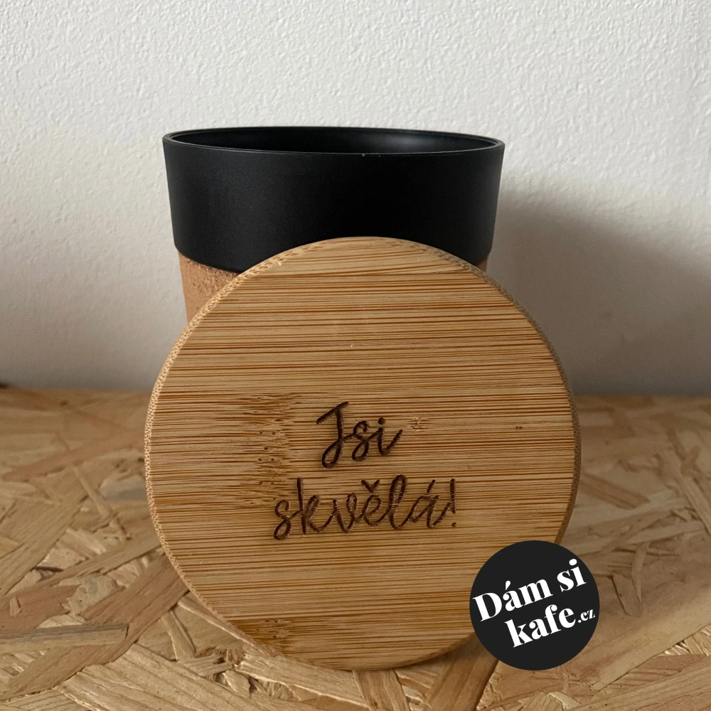 Plastový kelímek s korkem a bambusovým víčkem JSI SKVĚLÝ