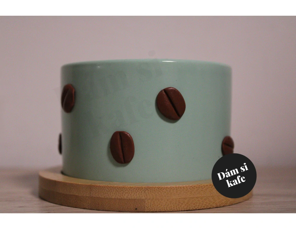 Šálek makronka zdobený motiv kávové zrno