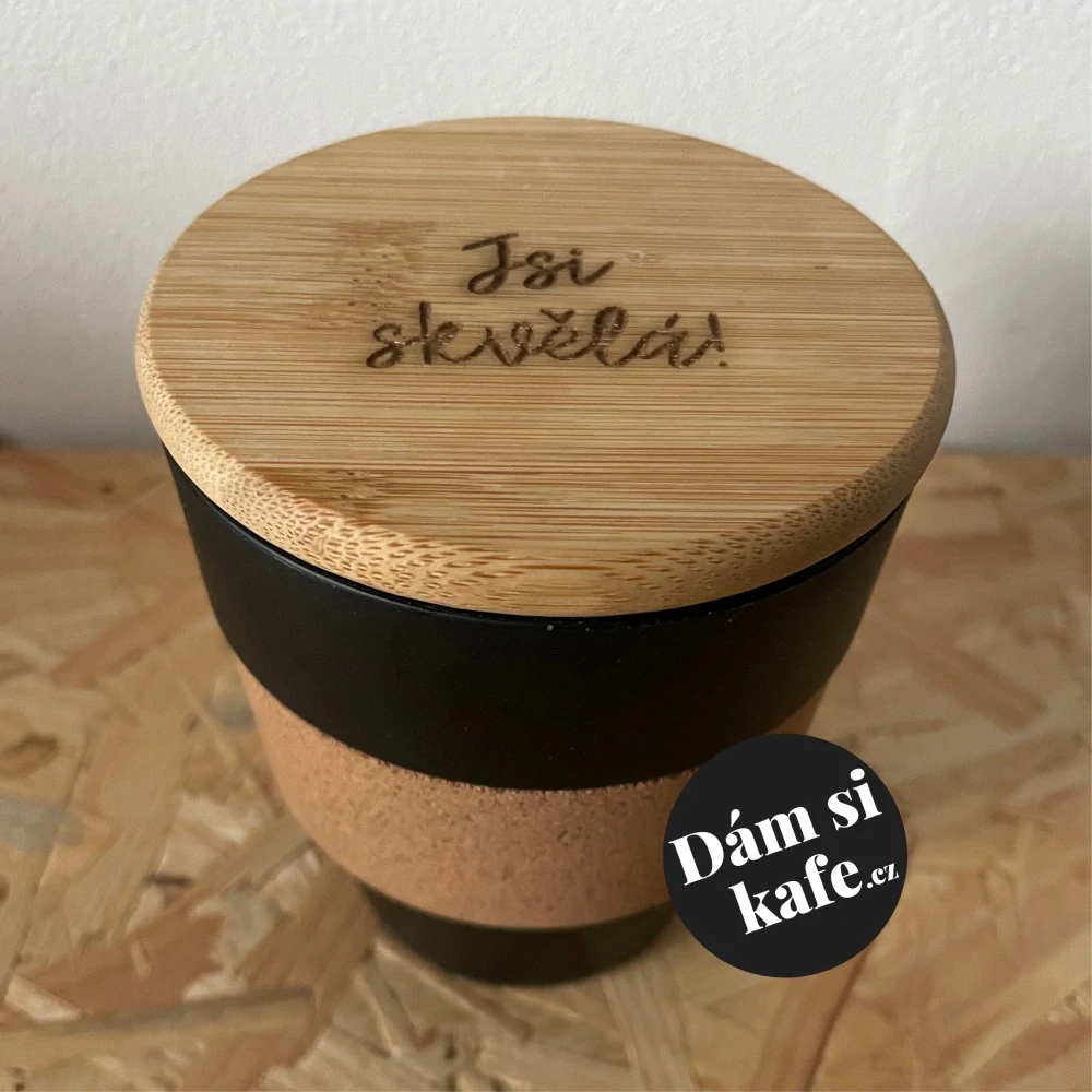 Plastový kelímek s korkem a bambusovým víčkem JSI SKVĚLÝ