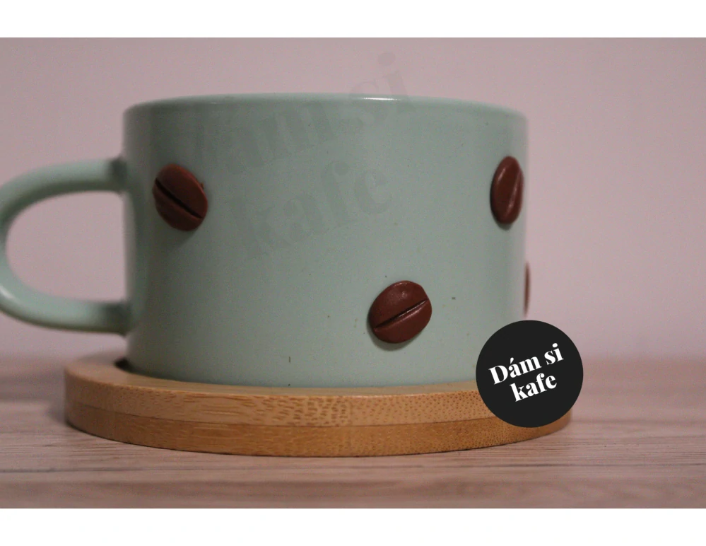 Šálek makronka zdobený motiv kávové zrno