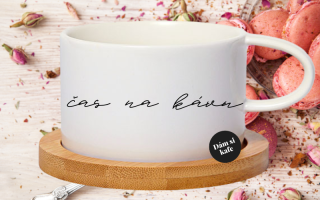 Šálek makronka čas na kávu