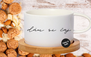 Šálek makronka dám si čaj