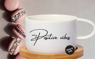 Šálek makronka positive vibes only