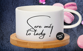 Šálek makronka Sere mě to tady