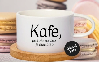 Šálek makronka Kafe, protože na víno je moc brzo