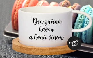 Šálek makronka Den začíná kávou a končí vínem