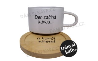Šálek makronka Den začíná kávou a končí vínem s gravírovaným podšálkem