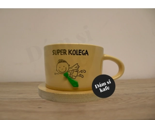 Šálek makronka žlutá super kolega se zelenou kravatou