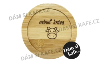 Bambusový podšálek s gravírovaným nebuď kráva