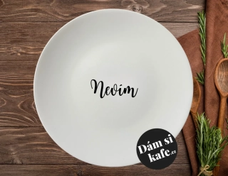 Talíř s nápisem Nevím 